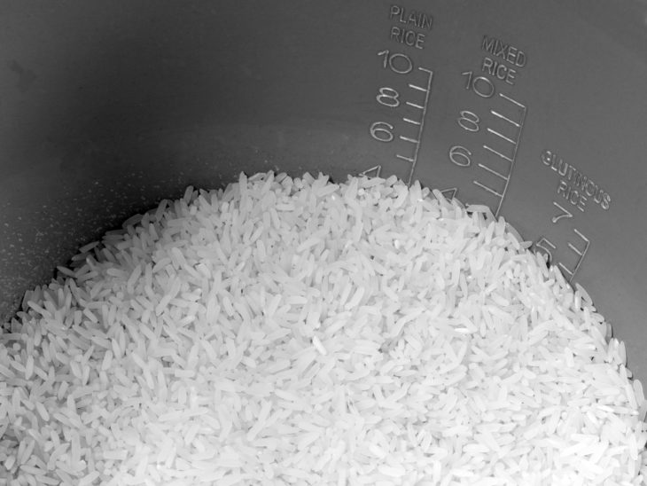 Maat streepjes in de pan va de rijstkoker