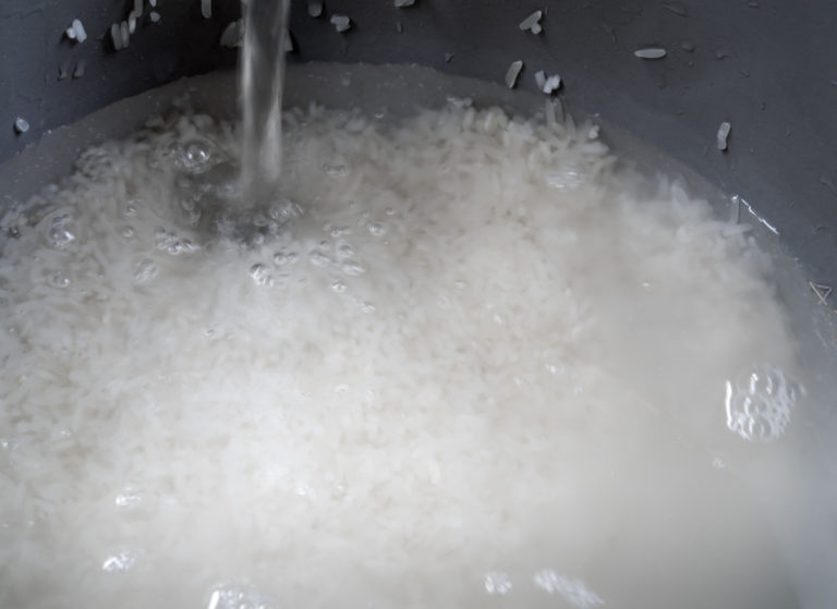 Rijst koken in de pan met water