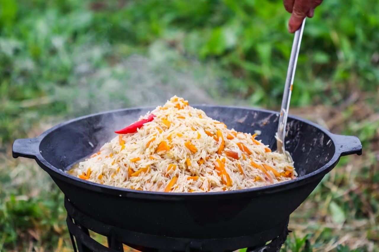 Rijst koken in gietijzeren pan