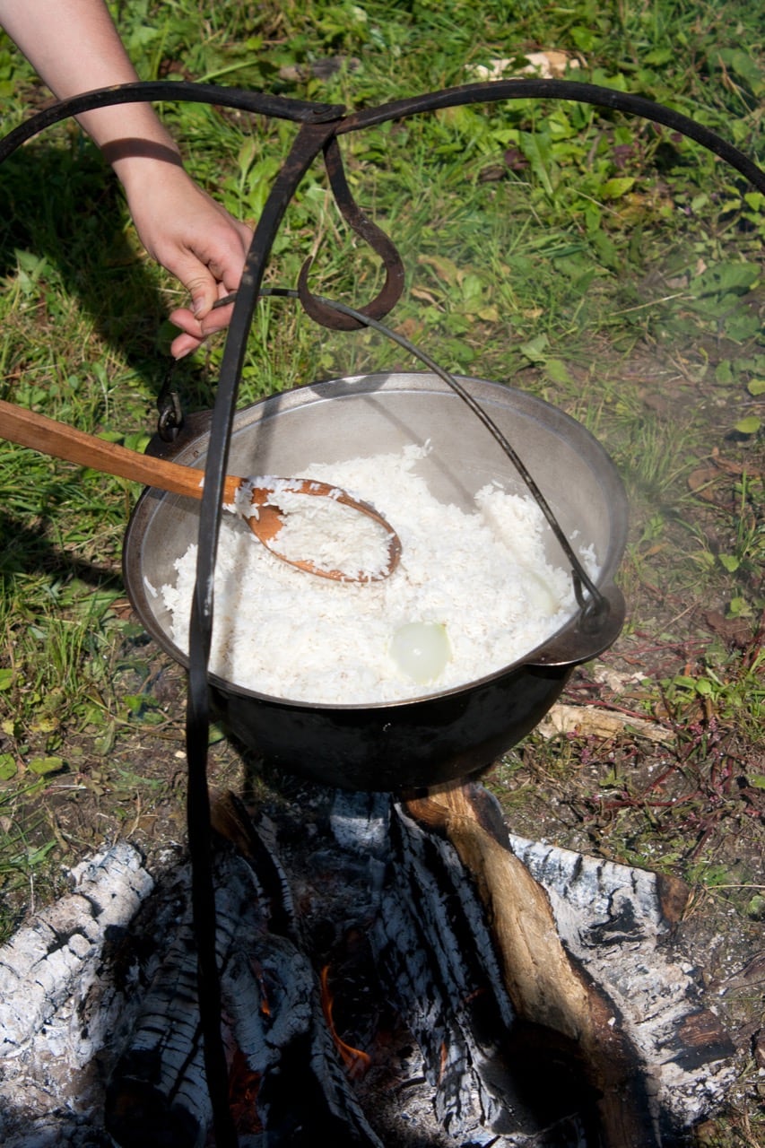 Rijst koken in gietijzern pan op vuur buiten
